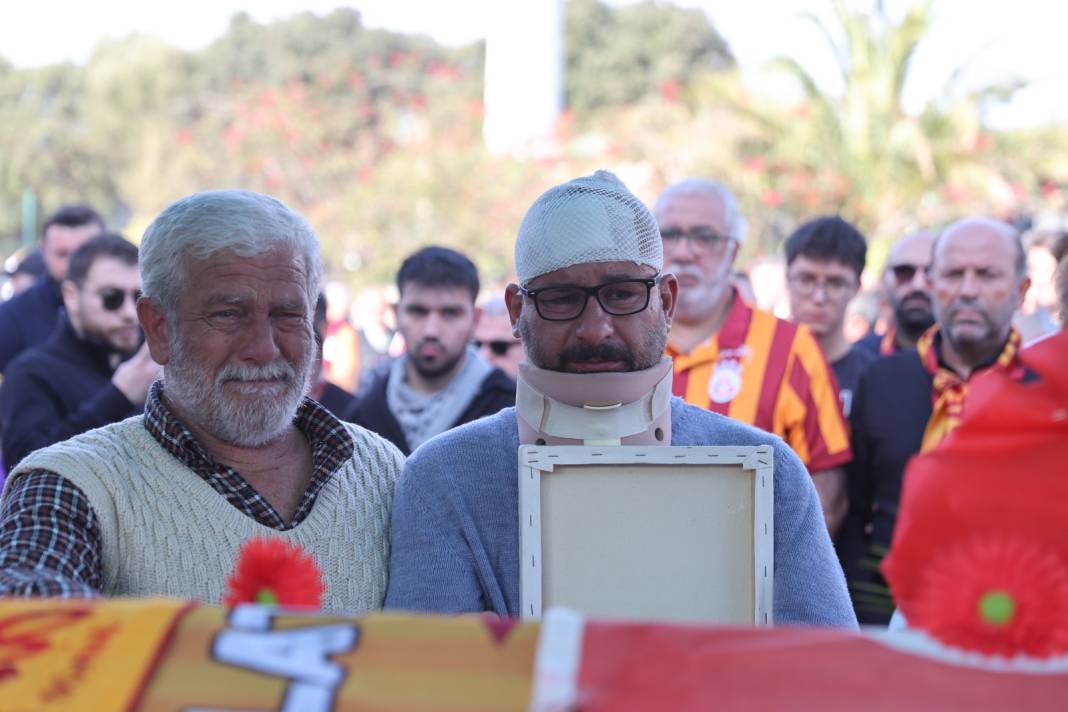 Galatasaraylı Yiğit Bodrum'da toprağa verildi. Son isteğini Galatasaraylı futbolcular yerine getirmedi. Volkan Demirel gitti 15